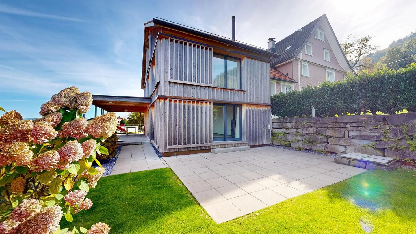 Doppeleinfamilienhaus mit schönem Garten und Seesicht - Foto 2 von 13