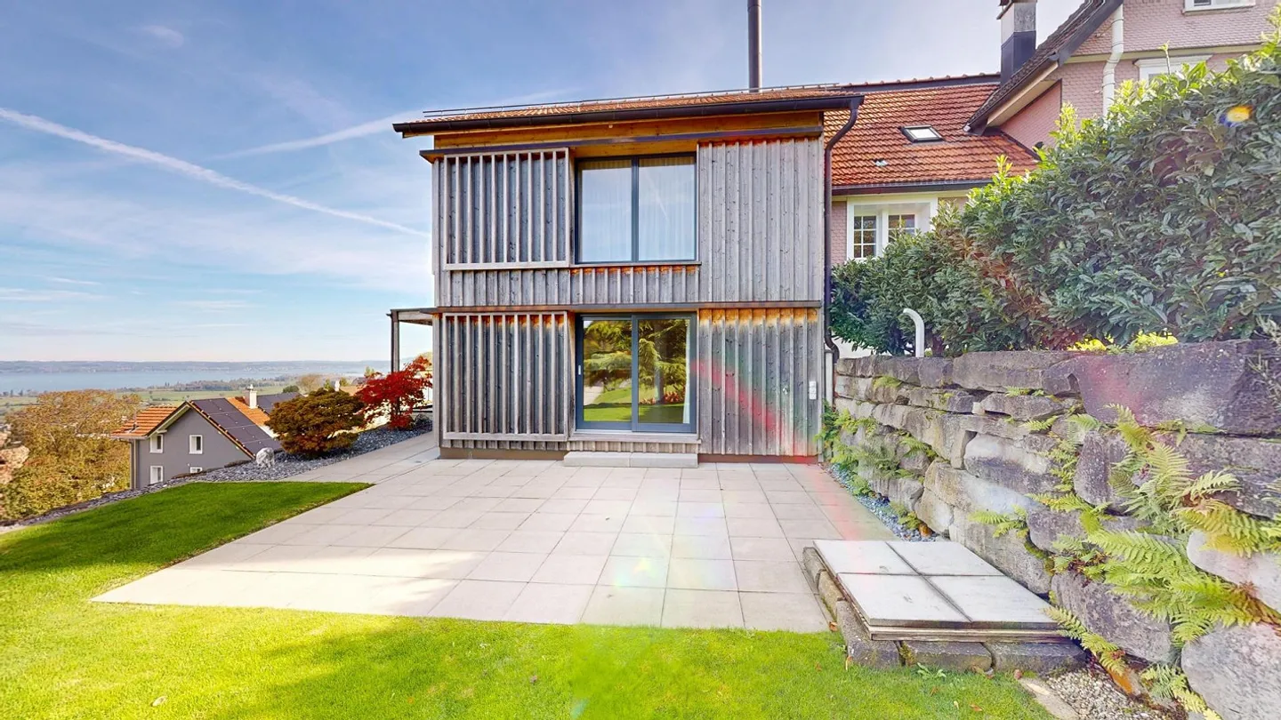 Doppeleinfamilienhaus mit schönem Garten und Seesicht - Foto 3 von 13