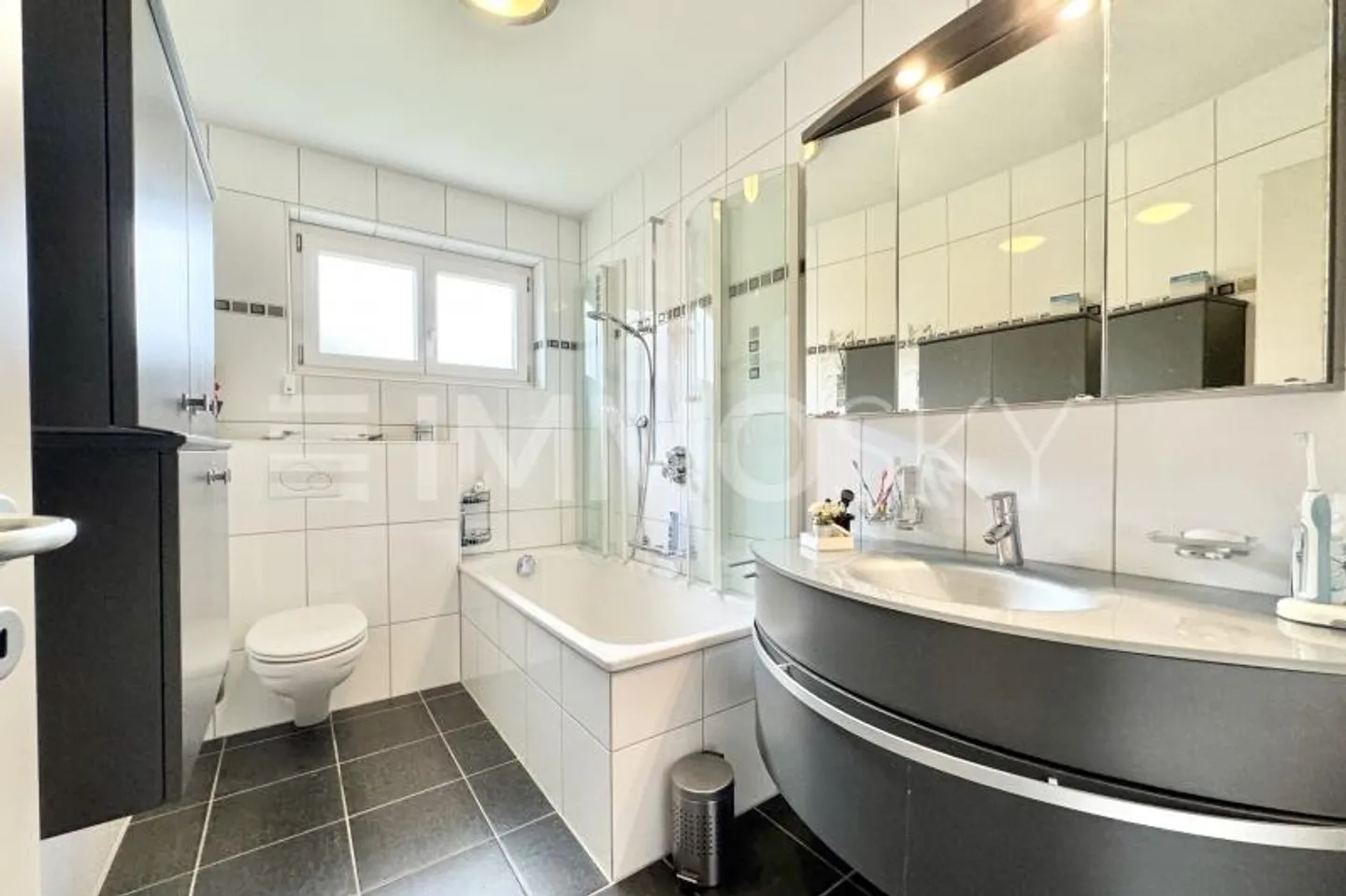 Familienhaus mit großem Grundstück und Garten - Foto 7 von 10