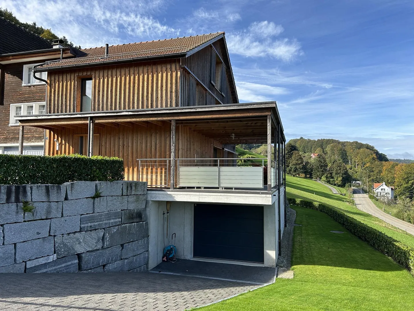 Doppeleinfamilienhaus mit schönem Garten und Seesicht - Foto 5 von 13