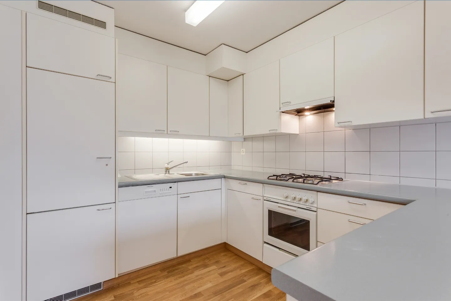 Cozy apartment with generous layout - Photo 4 of 6