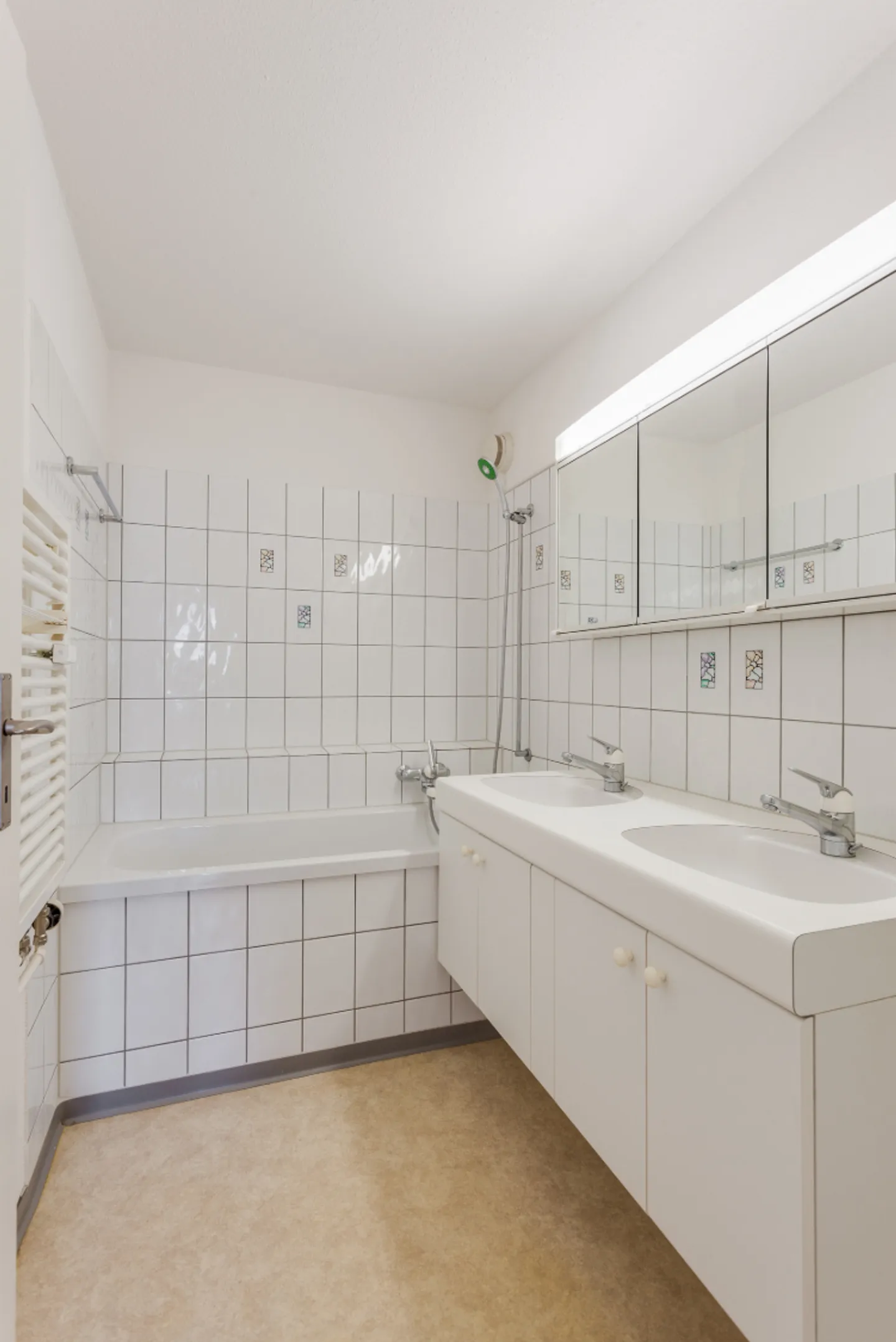 Cozy apartment with generous layout - Photo 5 of 6