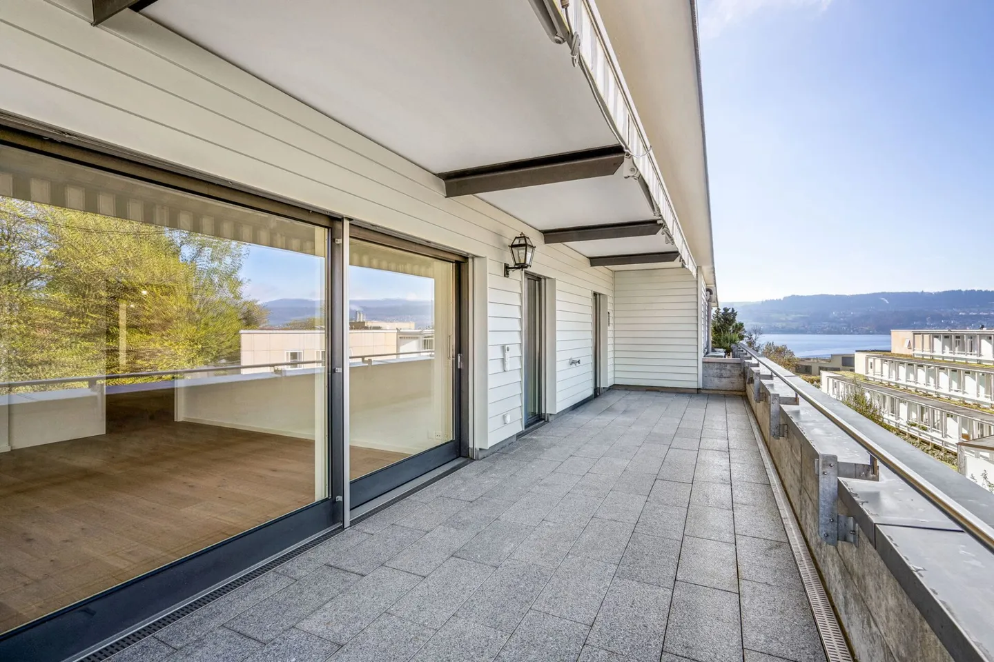 PREMIÈRE UTILISATION APRÈS RÉNOVATION COMPLÈTE DANS UN EMPLACEMENT CENTRAL À MEILEN - APPARTEMENT EN ATTIQUE PROCHE DU LAC DE ZURICH - Photo 3 sur 14