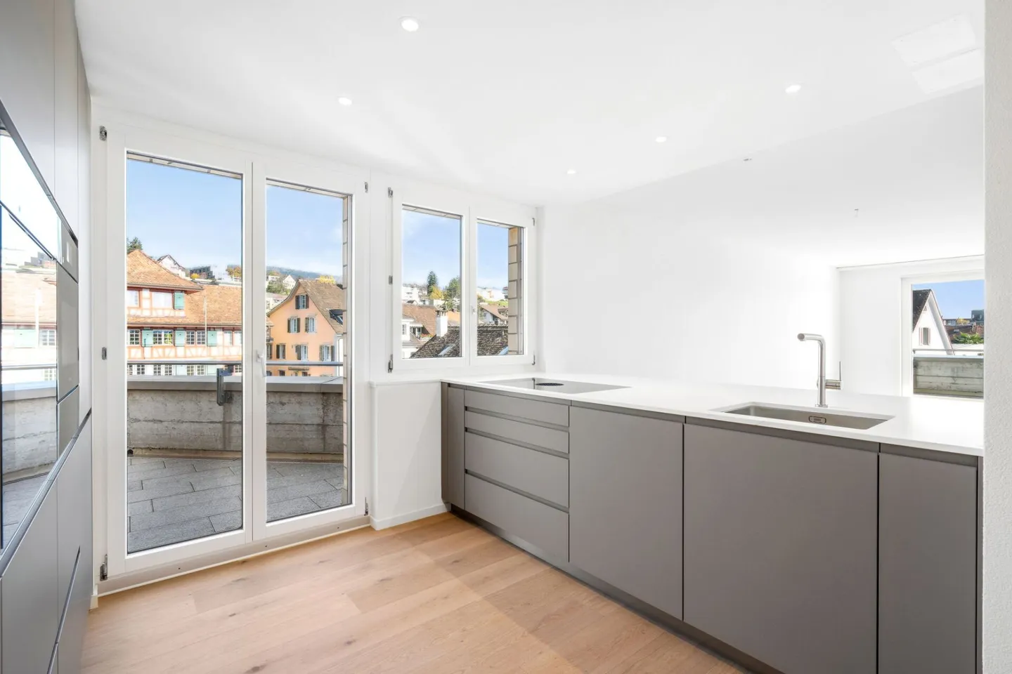 PREMIÈRE UTILISATION APRÈS RÉNOVATION COMPLÈTE DANS UN EMPLACEMENT CENTRAL À MEILEN - APPARTEMENT EN ATTIQUE PROCHE DU LAC DE ZURICH - Photo 7 sur 14