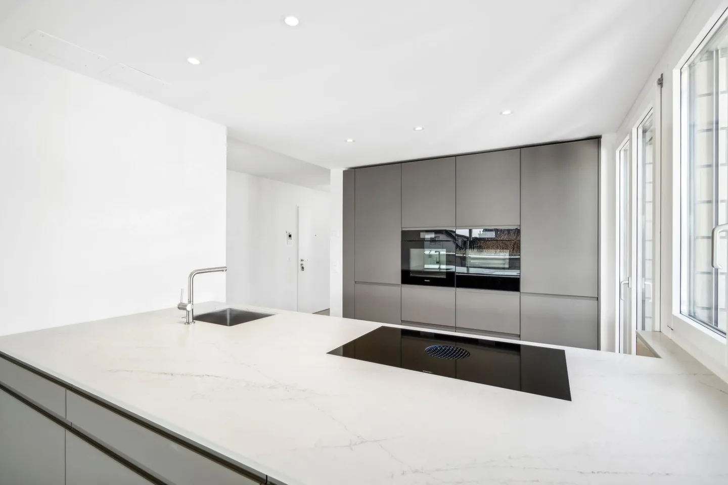 PREMIÈRE UTILISATION APRÈS RÉNOVATION COMPLÈTE DANS UN EMPLACEMENT CENTRAL À MEILEN - APPARTEMENT EN ATTIQUE PROCHE DU LAC DE ZURICH - Photo 8 sur 14