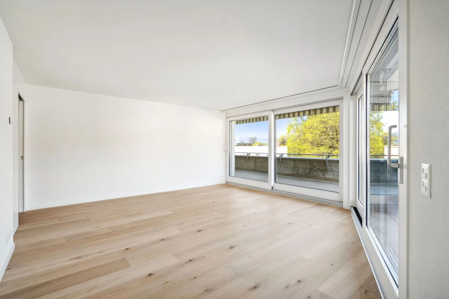 PREMIÈRE UTILISATION APRÈS RÉNOVATION COMPLÈTE DANS UN EMPLACEMENT CENTRAL À MEILEN - APPARTEMENT EN ATTIQUE PROCHE DU LAC DE ZURICH - Photo 9 sur 14