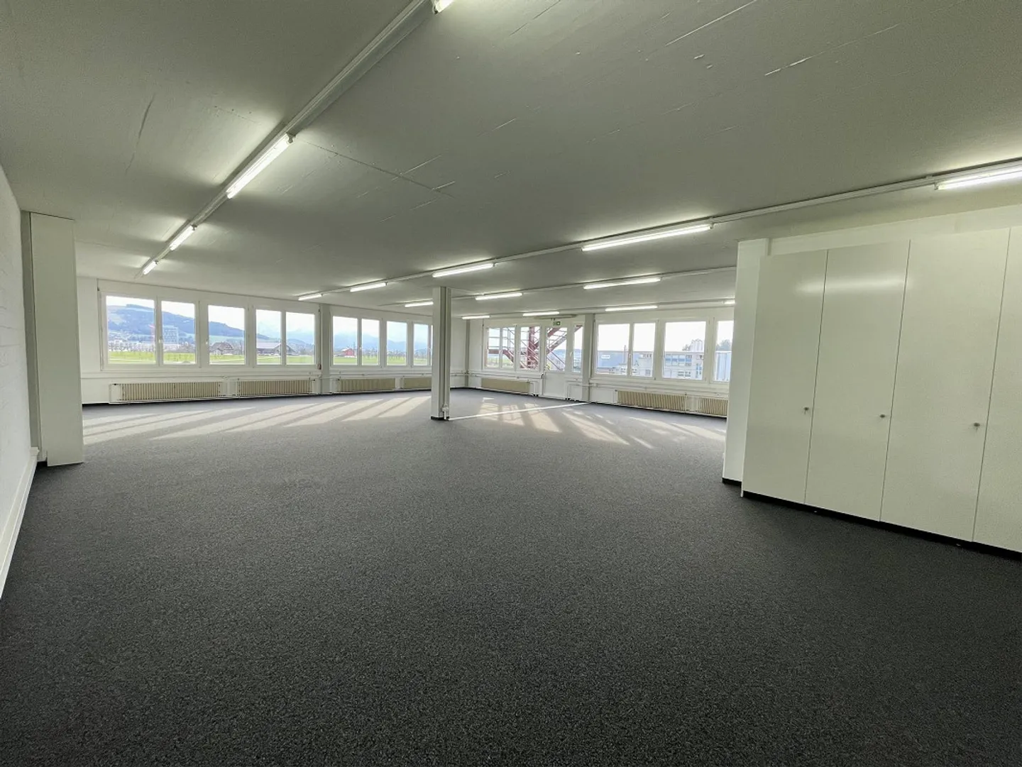 Attractive Commercial Space in Hünenberg – Modernized and Ready for Occupancy - Photo 3 of 13