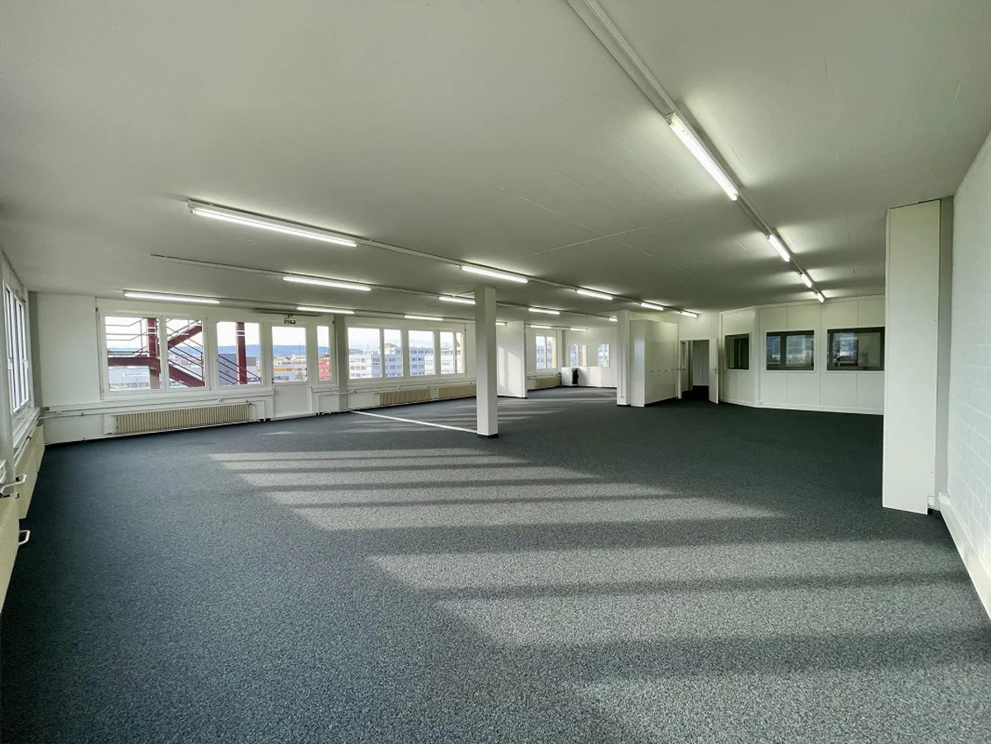 Attractive Commercial Space in Hünenberg – Modernized and Ready for Occupancy - Photo 4 of 13