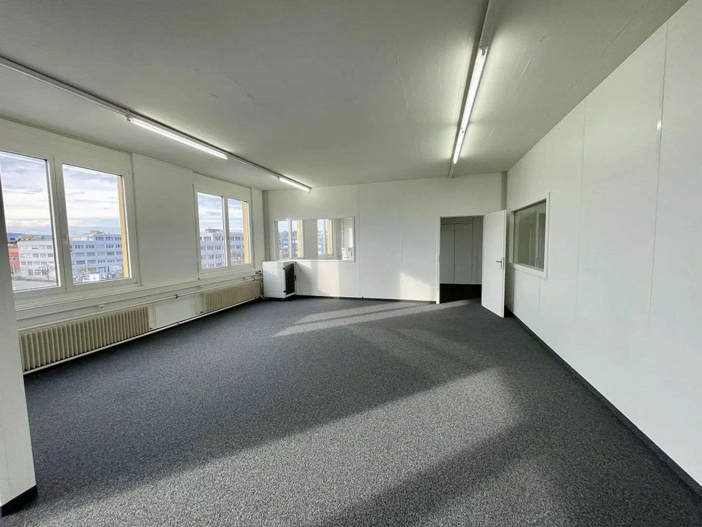 Attractive Commercial Space in Hünenberg – Modernized and Ready for Occupancy - Photo 6 of 13