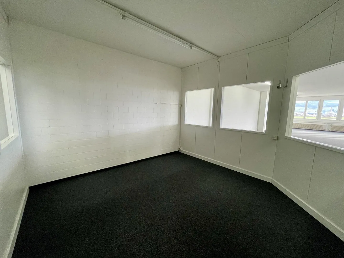 Attractive Commercial Space in Hünenberg – Modernized and Ready for Occupancy - Photo 9 of 13