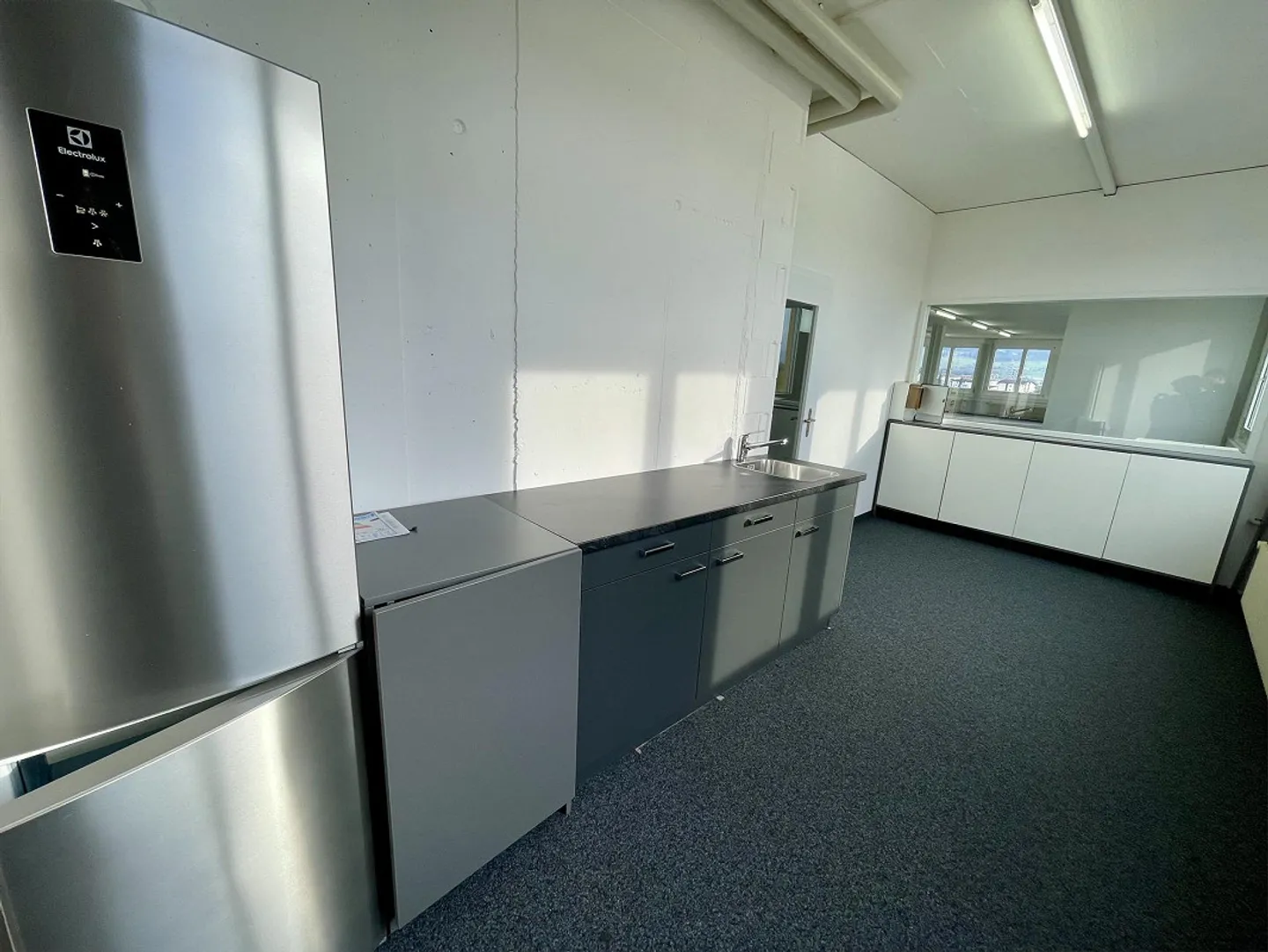Attractive Commercial Space in Hünenberg – Modernized and Ready for Occupancy - Photo 11 of 13