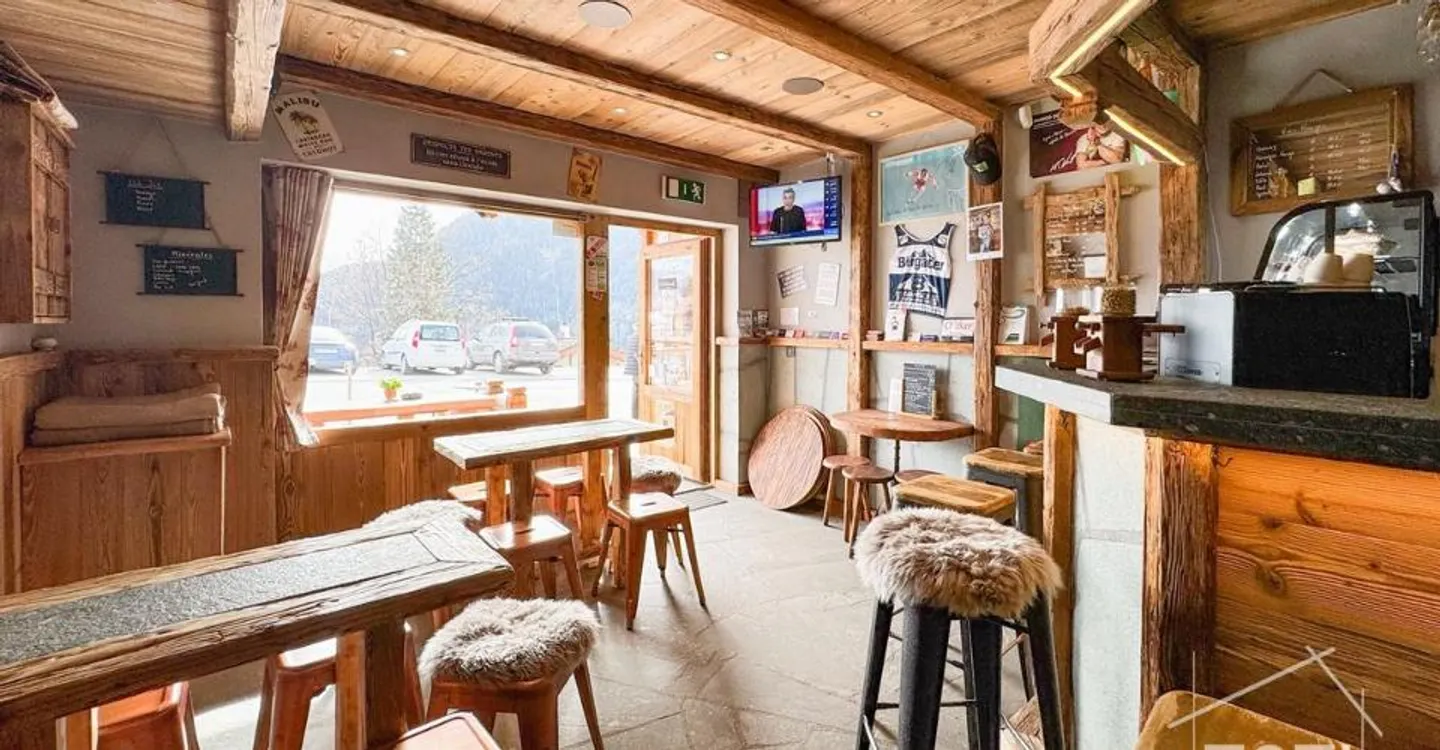 Charming bar and small catering business for sale. - Photo 7 of 8