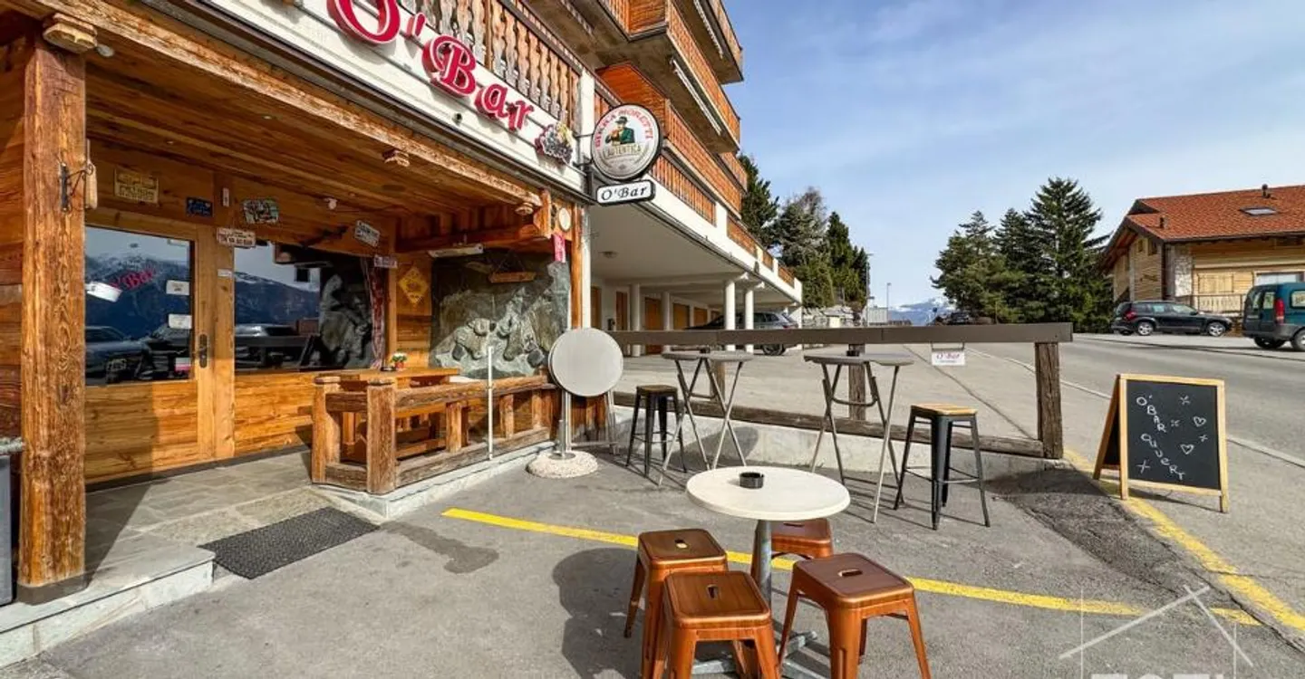 Charming bar and small catering business for sale. - Photo 2 of 8