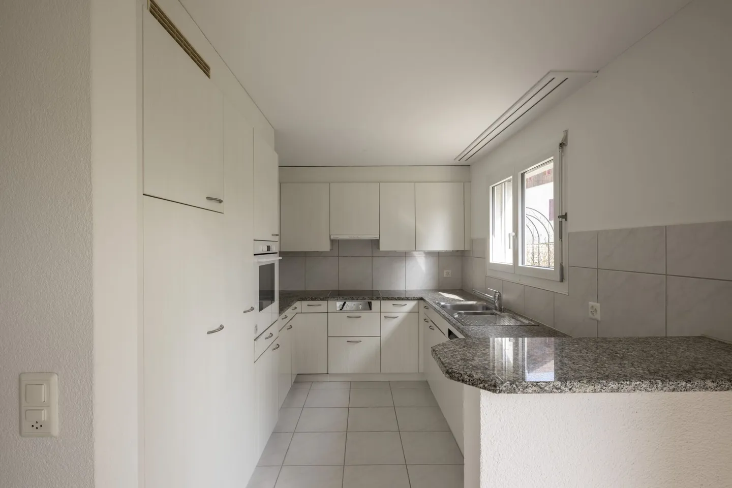 Semi-Detached Family House with Beautiful Garden in a Quiet Neighborhood - Photo 5 of 21