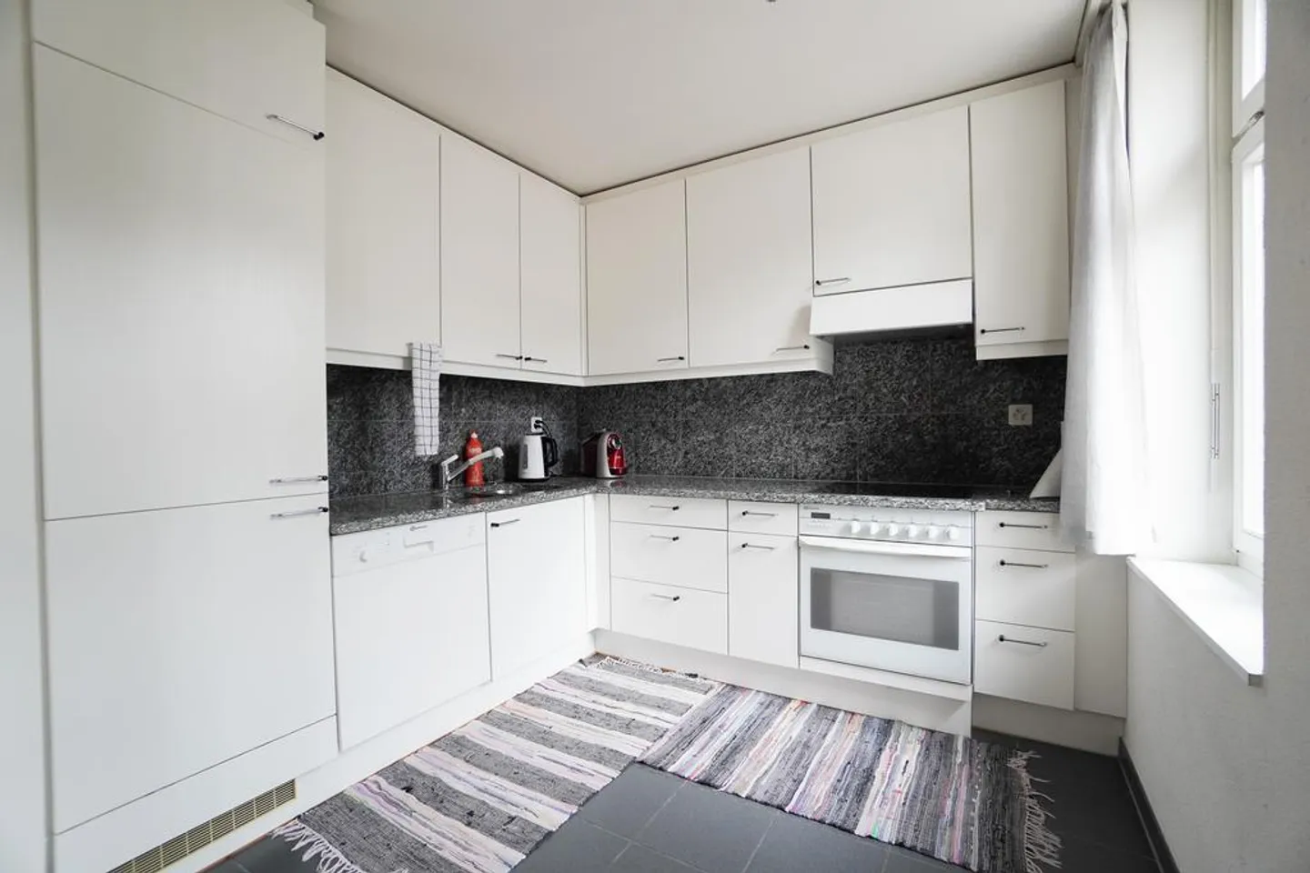 1.5-room apartment with bay window on the 3rd floor in a prime location near Spisertor - Photo 2 of 8