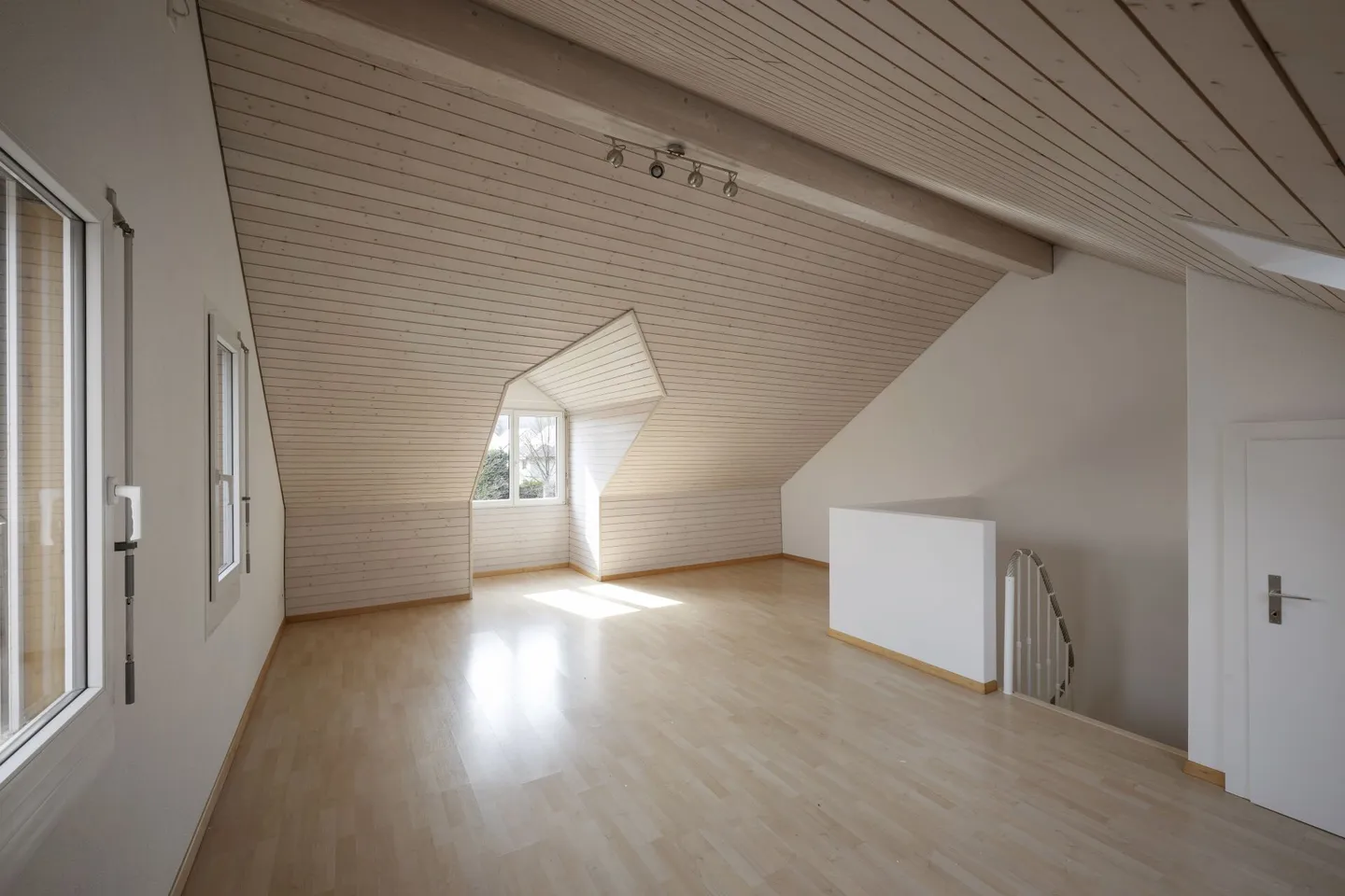 Semi-Detached Family House with Beautiful Garden in a Quiet Neighborhood - Photo 14 of 21