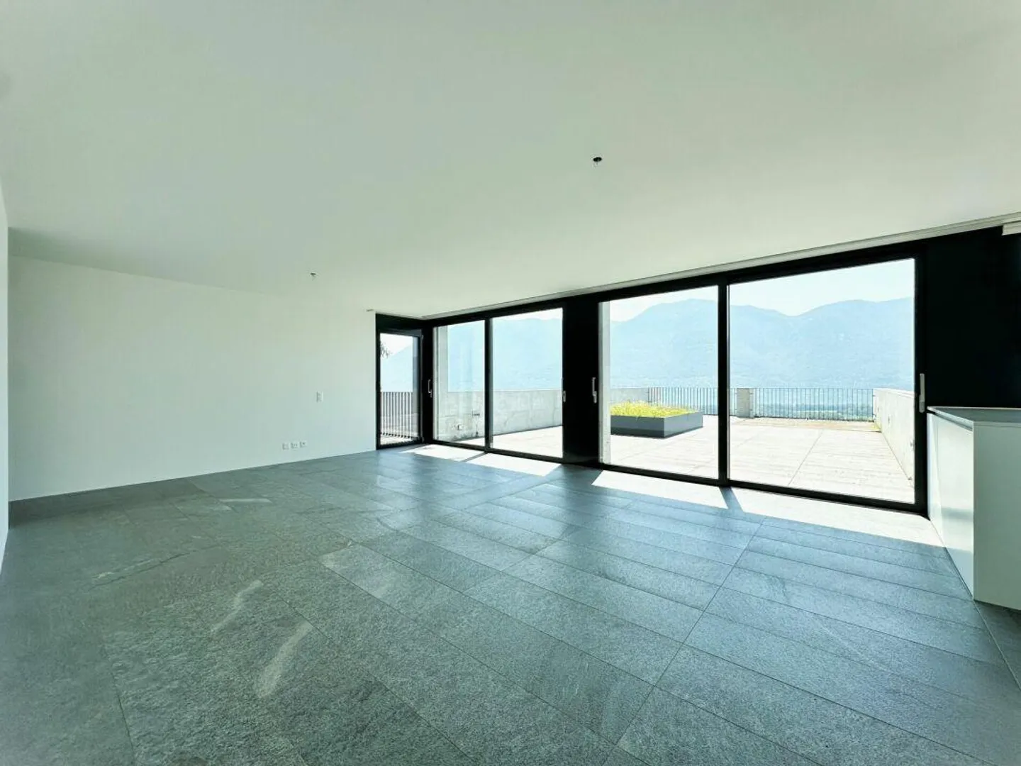 Appartement exclusif de 3,5 pièces avec vue imprenable sur le lac Majeur - Photo 4 sur 10