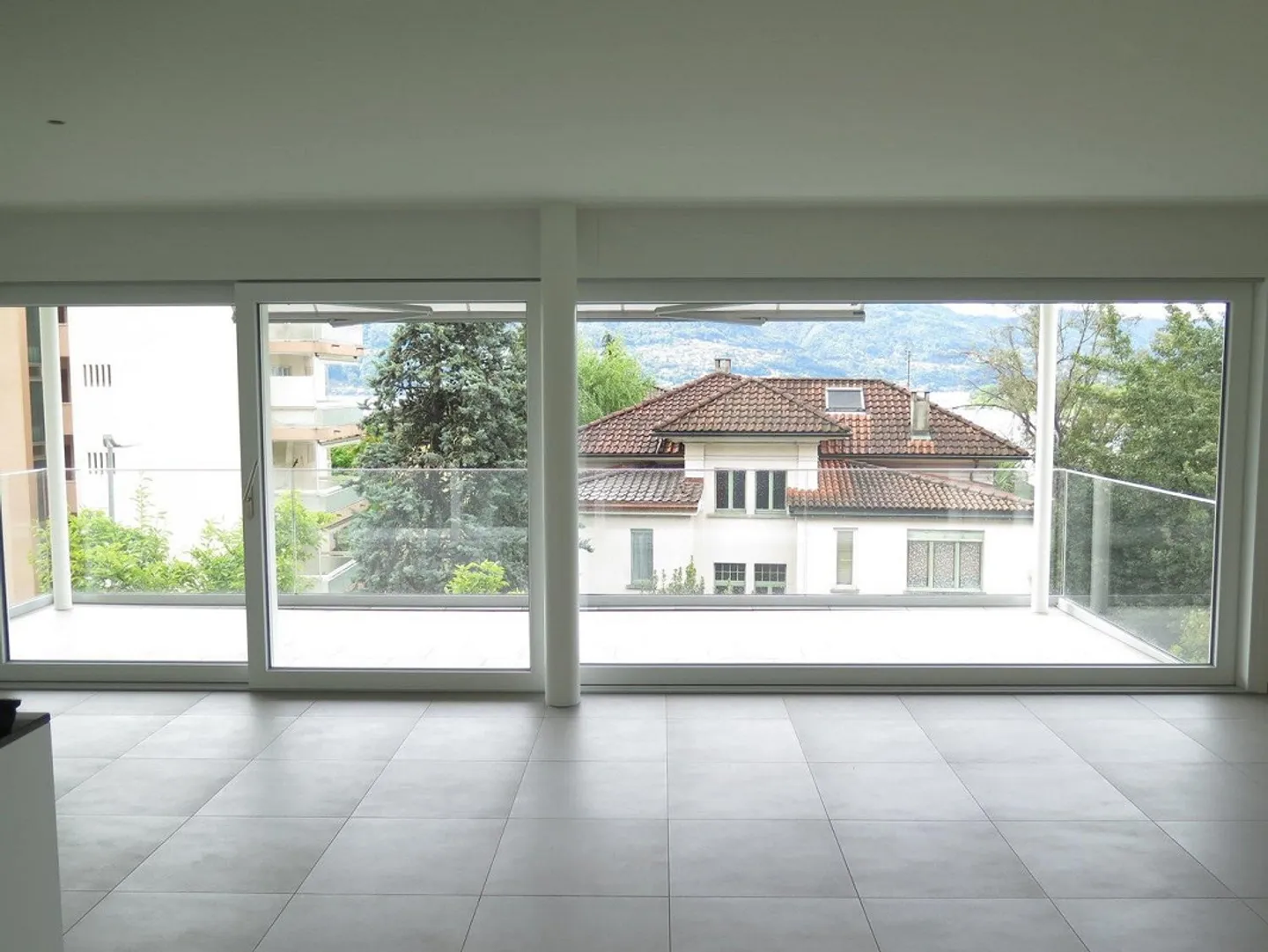 Bright, cozy 3.5-room apartment with two balconies in Muralto - Photo 2 of 11
