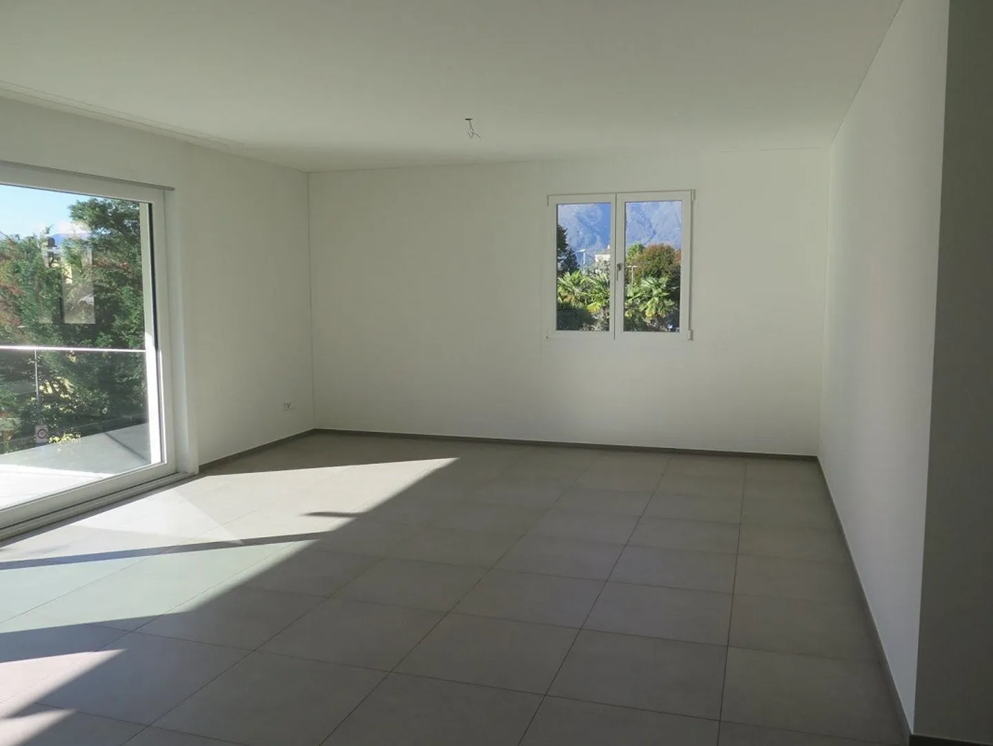 Bright, cozy 3.5-room apartment with two balconies in Muralto - Photo 3 of 11