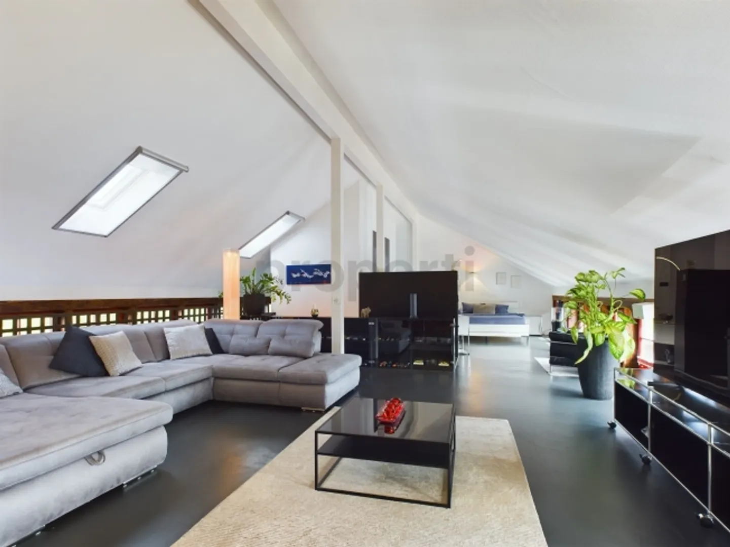 Appartamento loft unico con un'altezza impressionante e dotazioni moderne - Foto 2 di 9