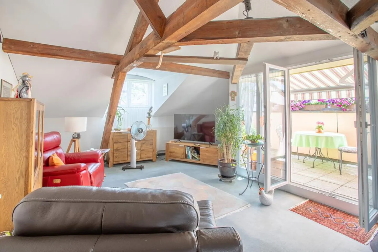 Attractive property with four residential units in a central location - Photo 6 of 9