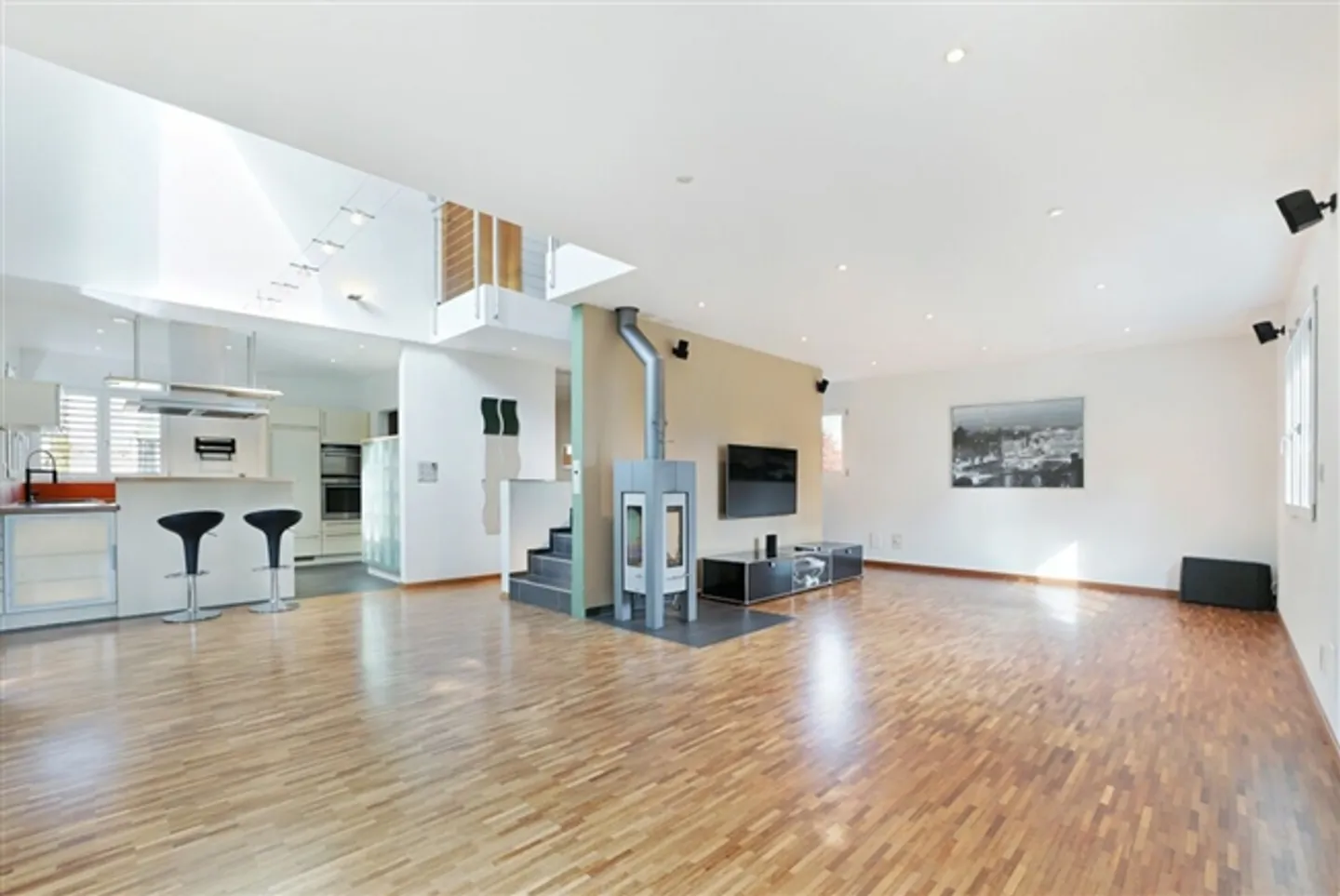 Maison individuelle de 5,5 pièces avec studio d'une pièce dans un emplacement privilégié en pleine nature - Photo 3 sur 13