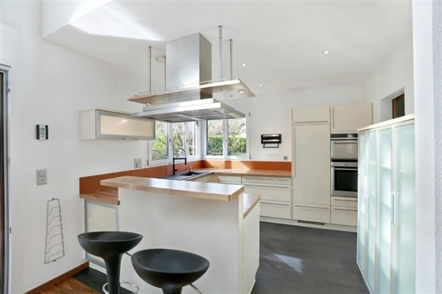 Maison individuelle de 5,5 pièces avec studio d'une pièce dans un emplacement privilégié en pleine nature - Photo 4 sur 13