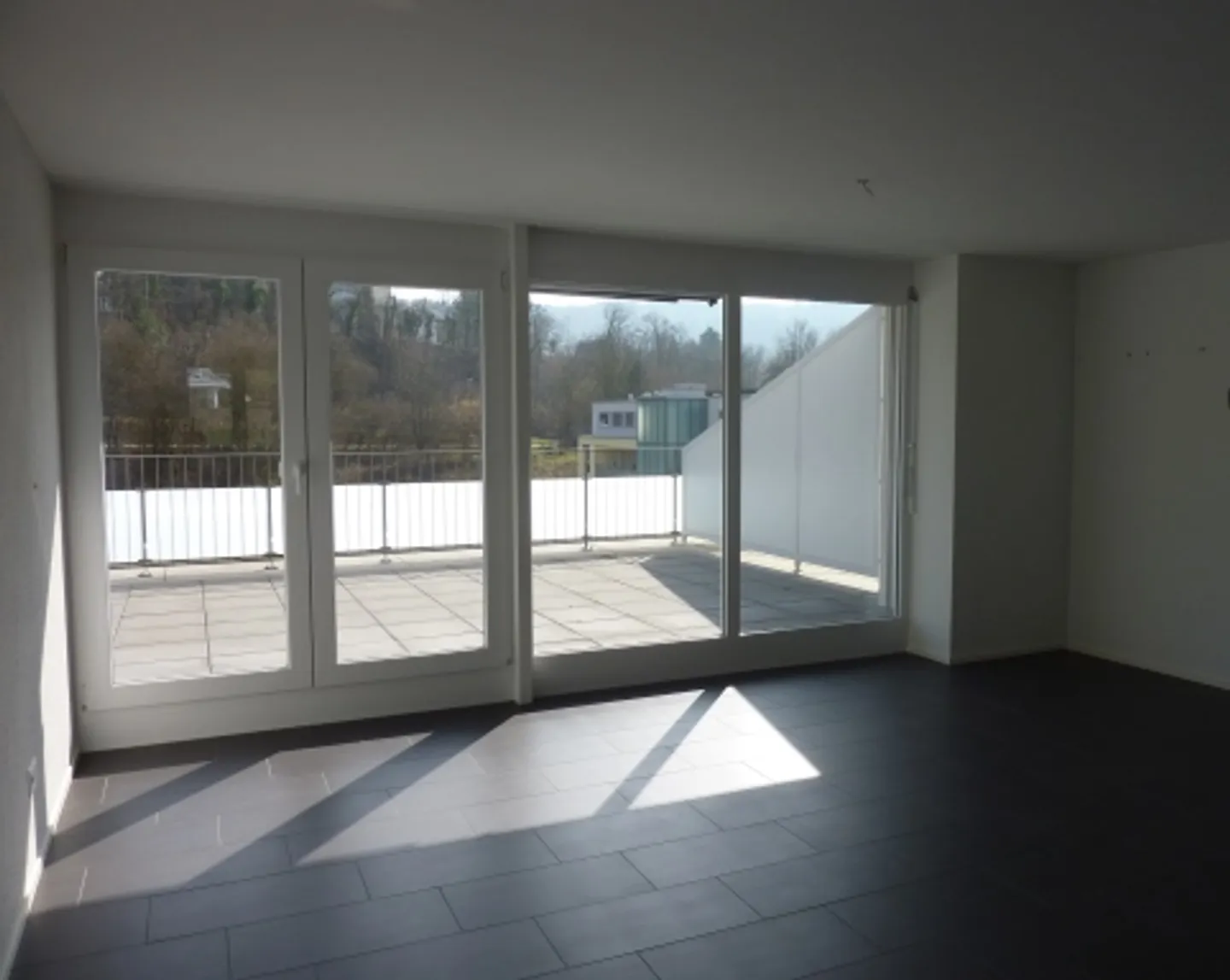 Appartement penthouse spacieux dans un quartier résidentiel calme - Photo 2 sur 5