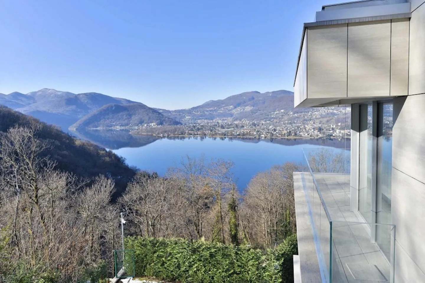 Luxury villa with 10.5 rooms and breathtaking lake view - Photo 1 of 5