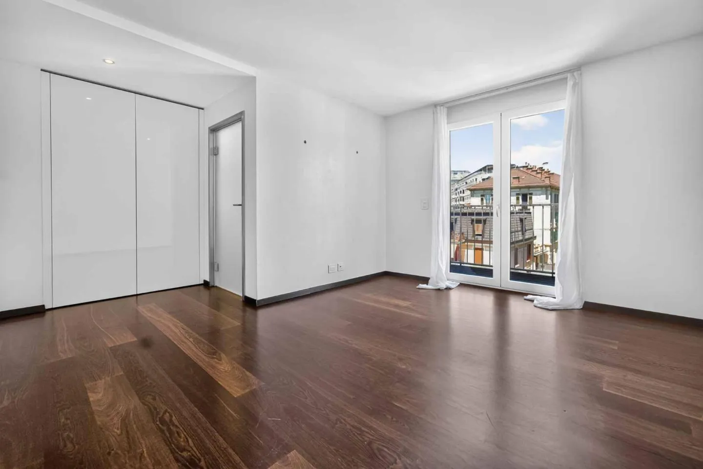 3.5 Room Apartment with High Standard and Breathtaking View of Lake Geneva - Photo 10 of 10