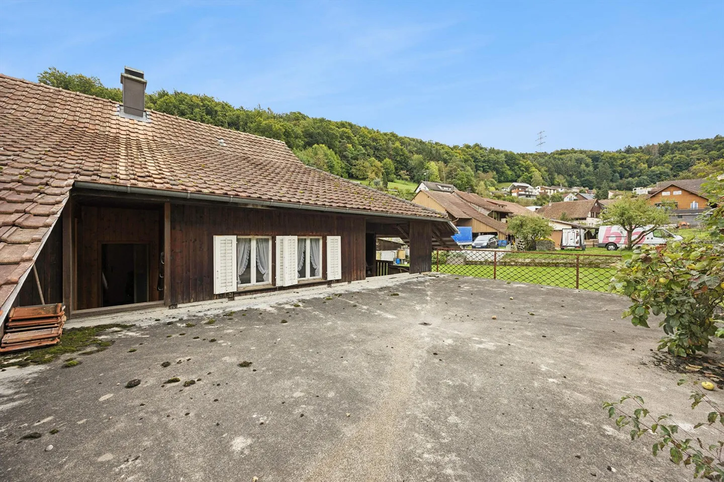 Spacious 7-room house in Leibstadt with large roof terrace and plenty of potential - Photo 4 of 13