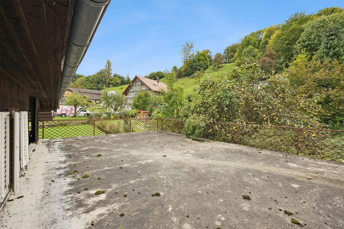 Spacious 7-room house in Leibstadt with large roof terrace and plenty of potential - Photo 5 of 13