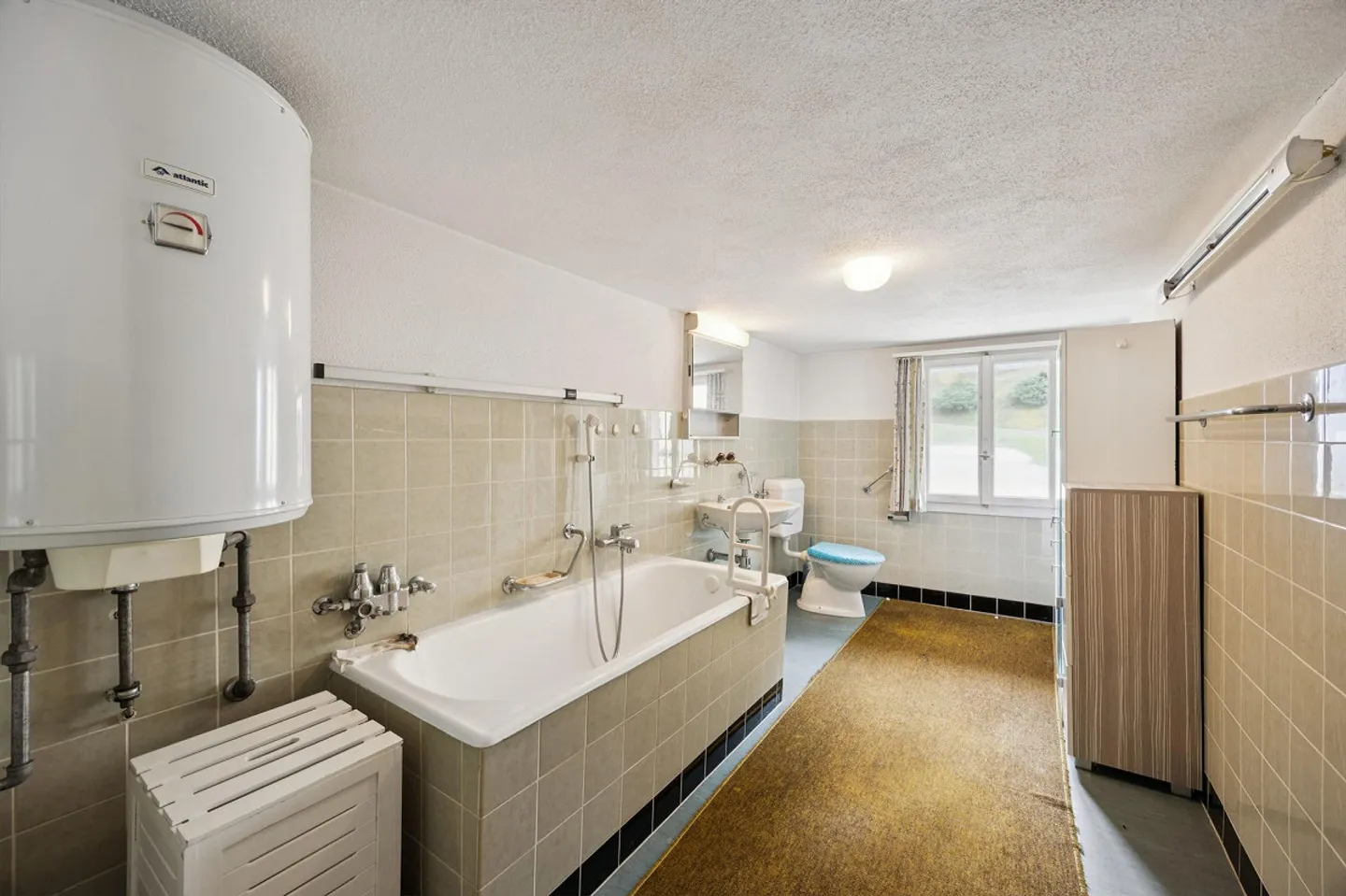 Spacious 7-room house in Leibstadt with large roof terrace and plenty of potential - Photo 6 of 13
