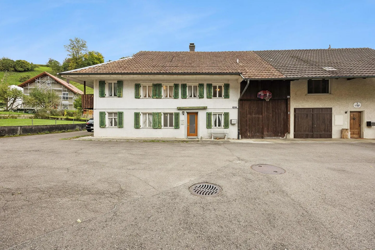 Spacious 7-room house in Leibstadt with large roof terrace and plenty of potential - Photo 1 of 13