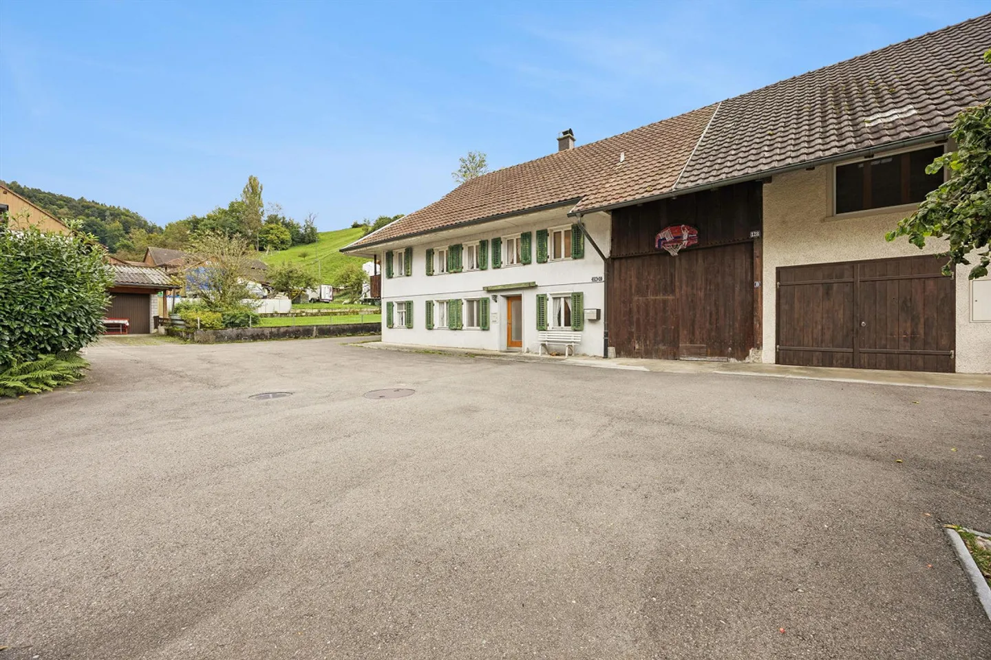 Spacious 7-room house in Leibstadt with large roof terrace and plenty of potential - Photo 2 of 13