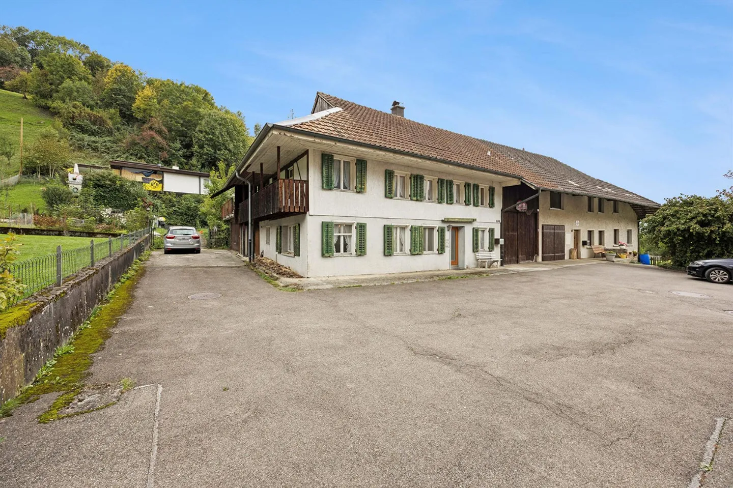 Spacious 7-room house in Leibstadt with large roof terrace and plenty of potential - Photo 3 of 13