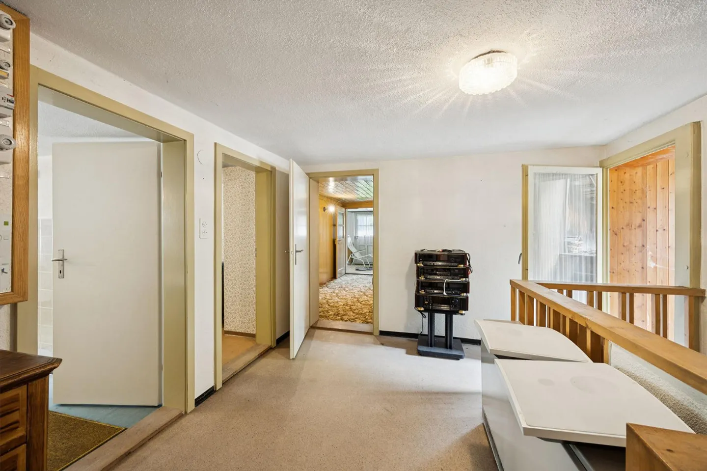 Spacious 7-room house in Leibstadt with large roof terrace and plenty of potential - Photo 10 of 13