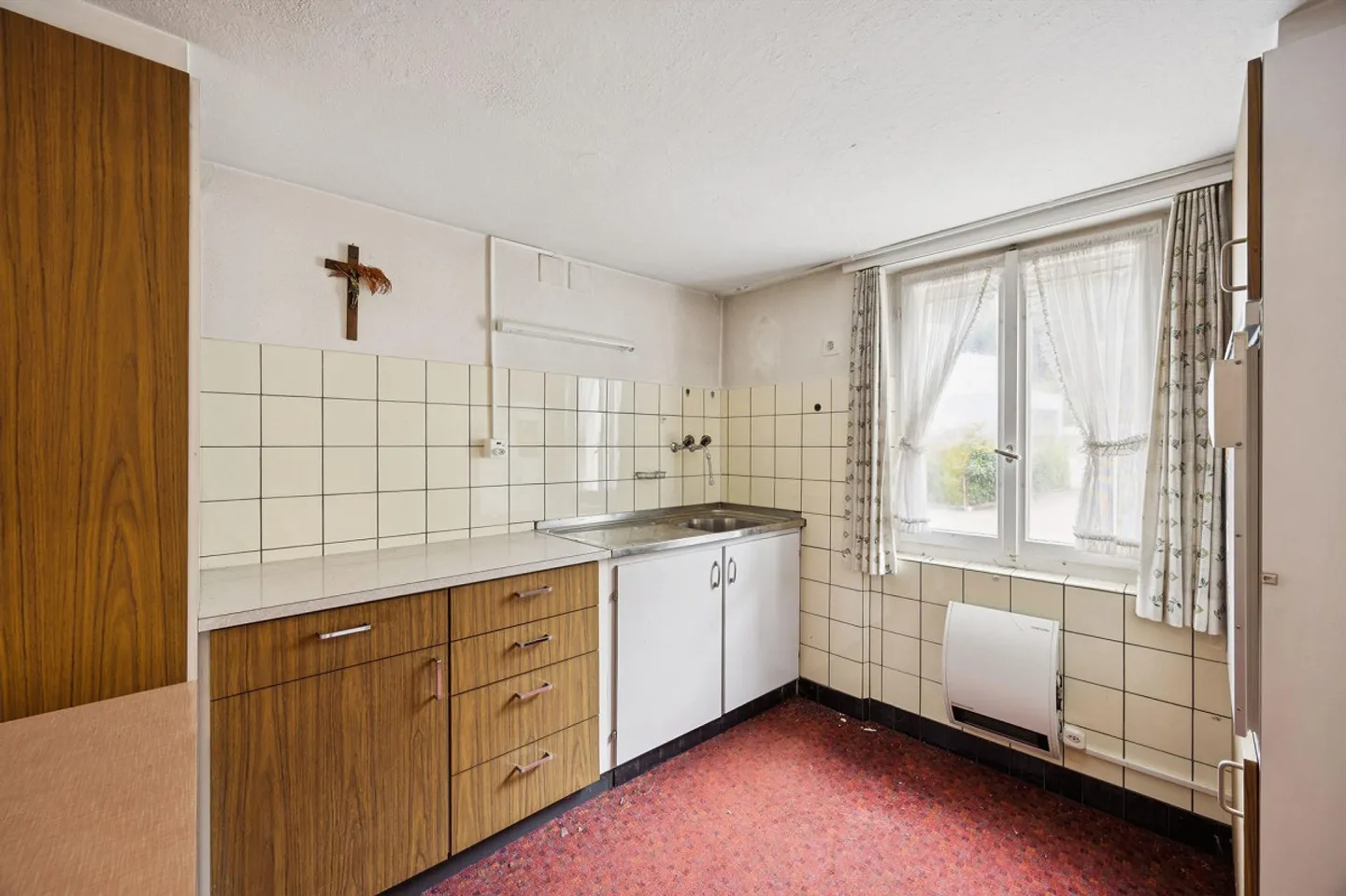 Spacious 7-room house in Leibstadt with large roof terrace and plenty of potential - Photo 11 of 13