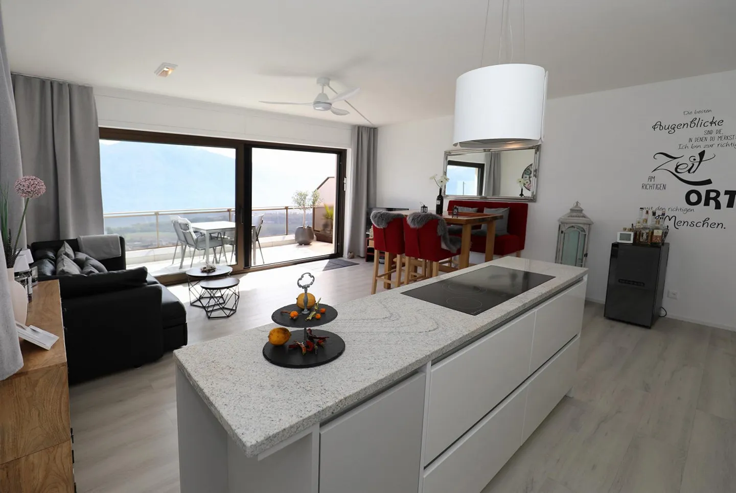 Modern 2.5-room penthouse with dream view in Orselina - Photo 7 of 15