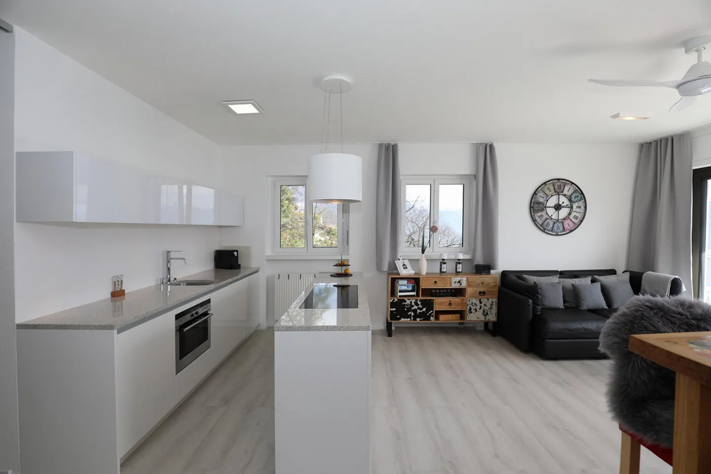 Modern 2.5-room penthouse with dream view in Orselina - Photo 8 of 15