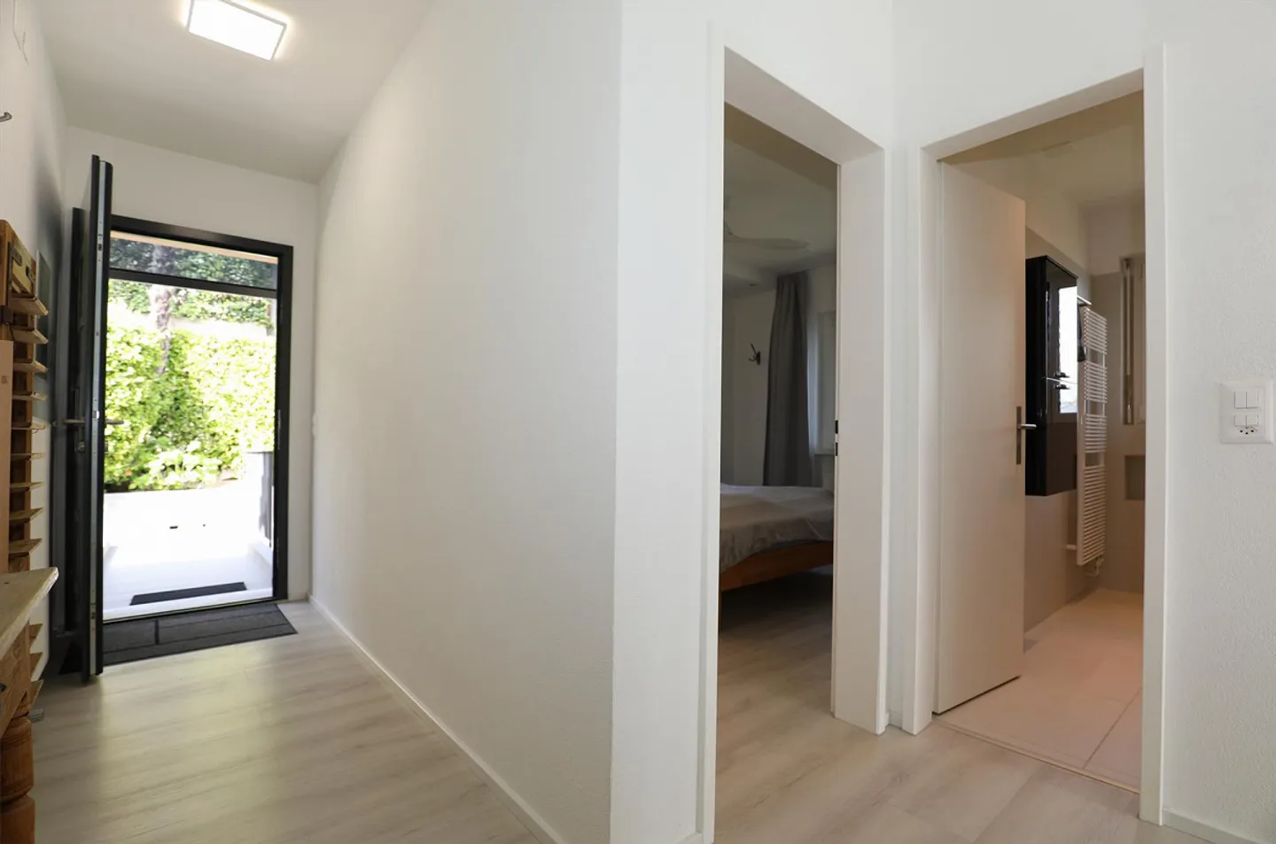 Modern 2.5-room penthouse with dream view in Orselina - Photo 12 of 15