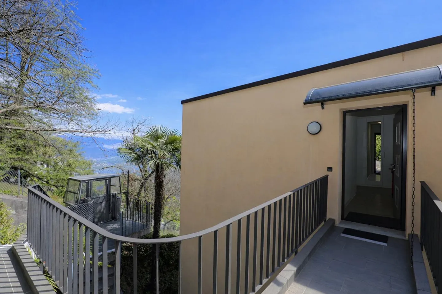 Modern 2.5-room penthouse with dream view in Orselina - Photo 13 of 15