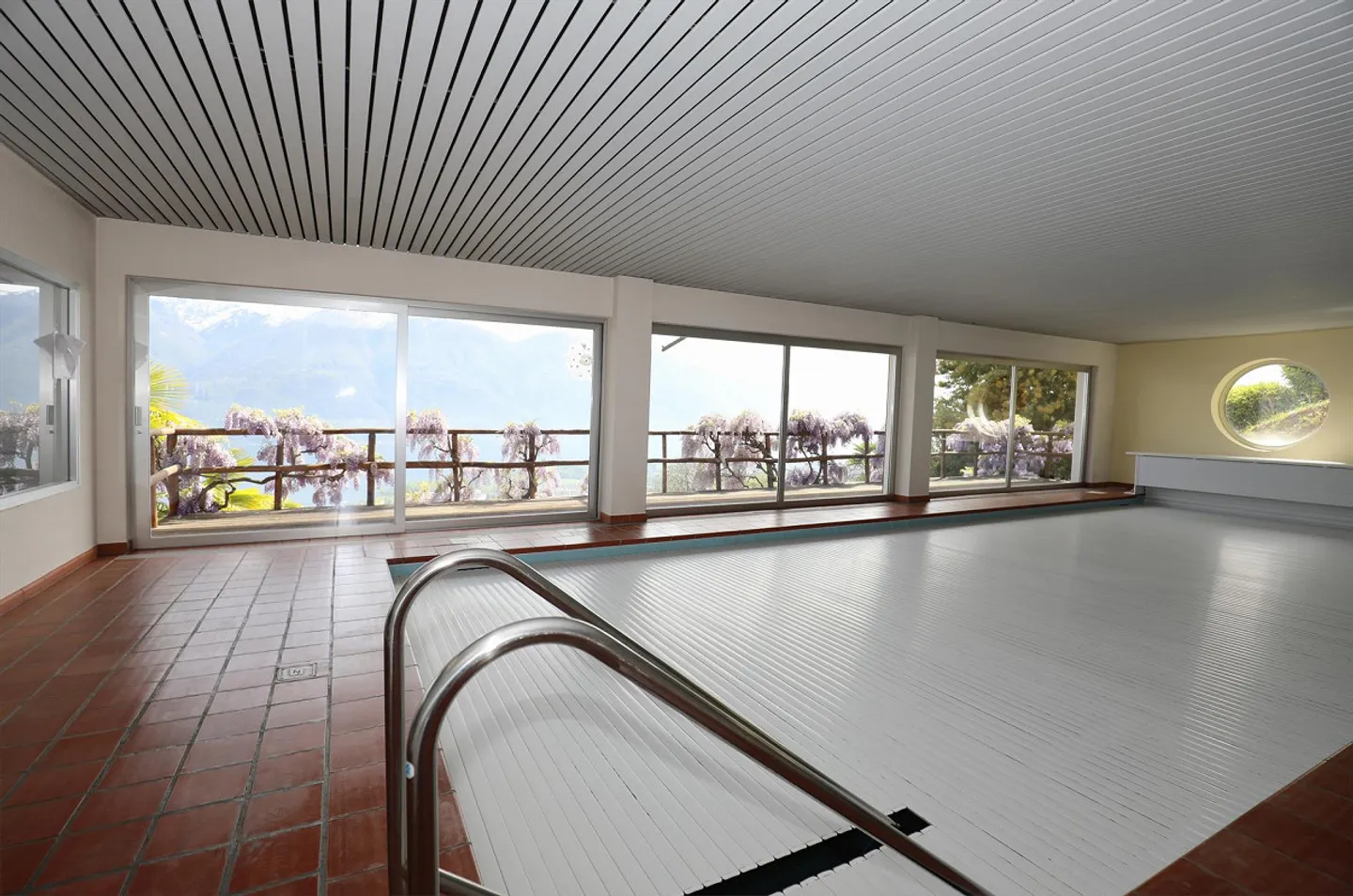 Modern 2.5-room penthouse with dream view in Orselina - Photo 14 of 15