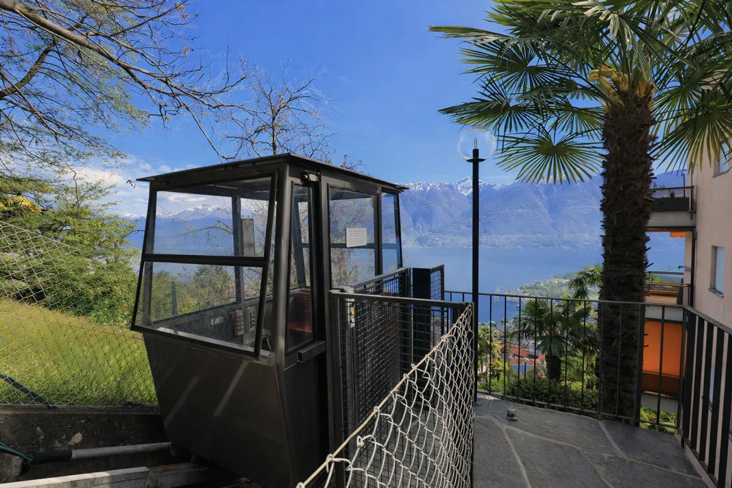 Modern 2.5-room penthouse with dream view in Orselina - Photo 15 of 15