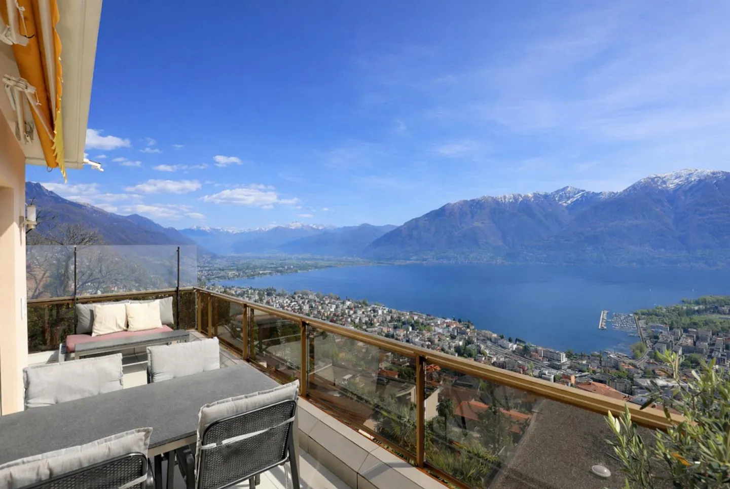 Modern 2.5-room penthouse with dream view in Orselina - Photo 1 of 15