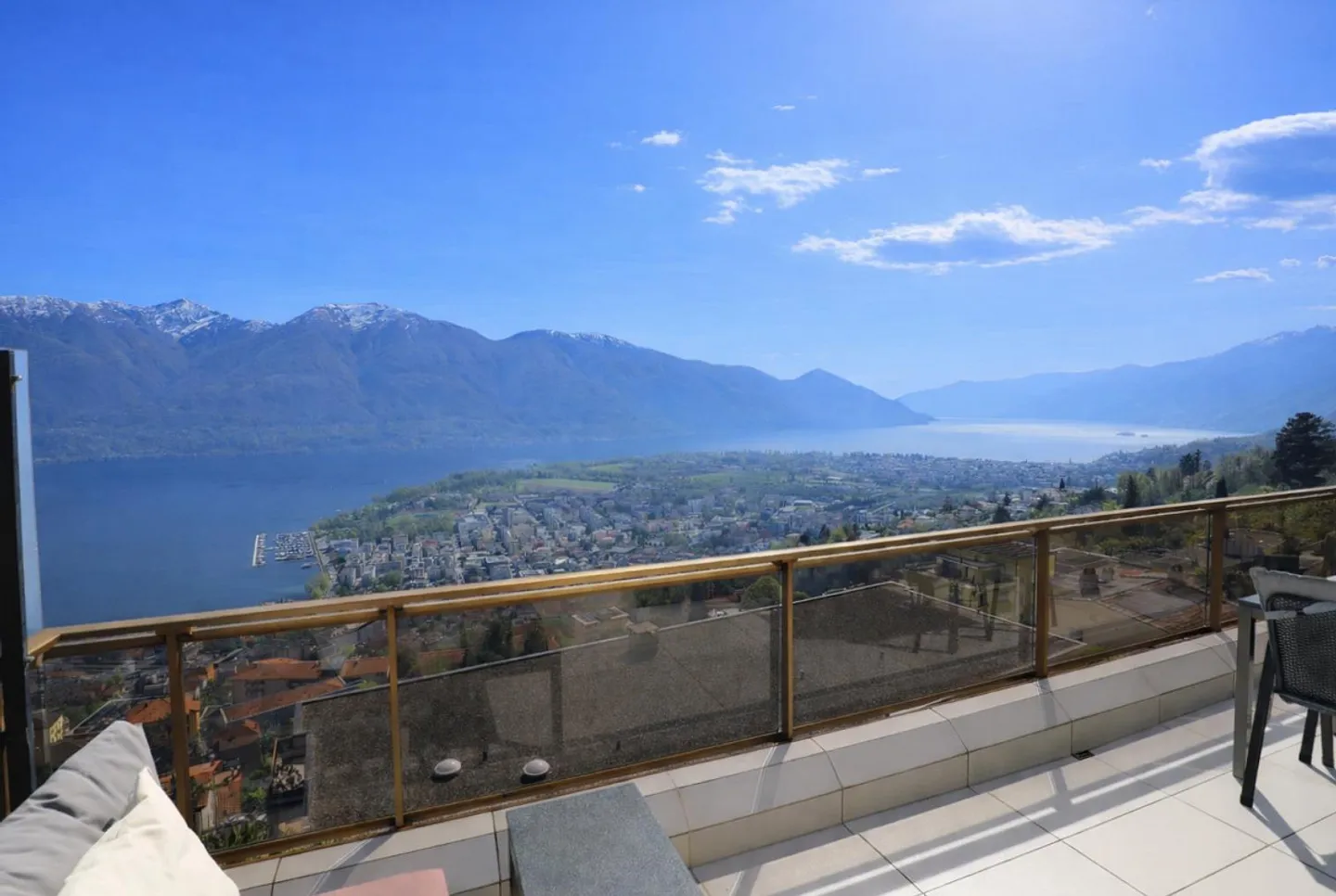 Modern 2.5-room penthouse with dream view in Orselina - Photo 2 of 15