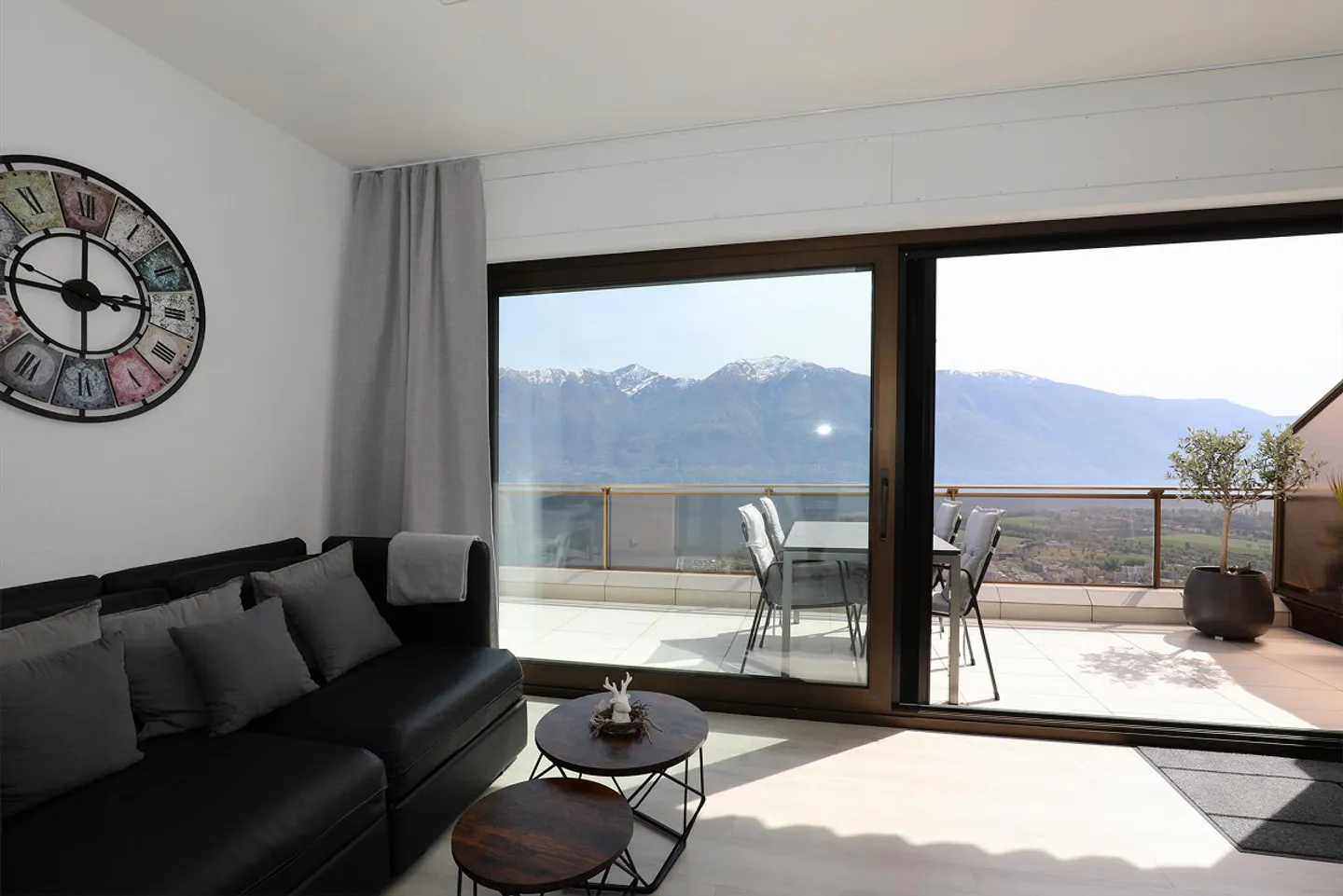 Modern 2.5-room penthouse with dream view in Orselina - Photo 3 of 15