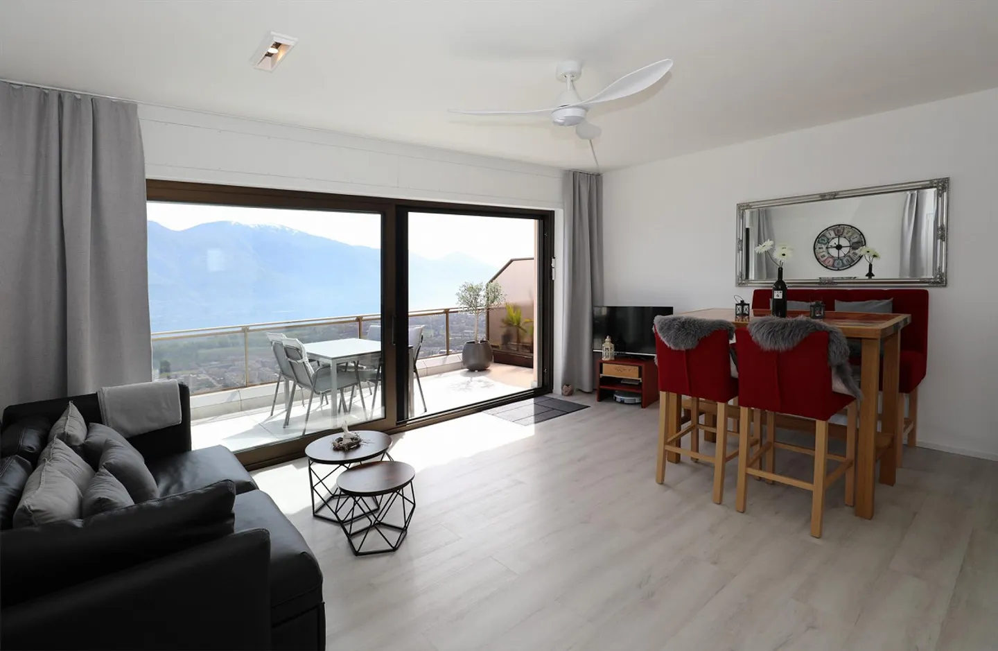 Modern 2.5-room penthouse with dream view in Orselina - Photo 5 of 15