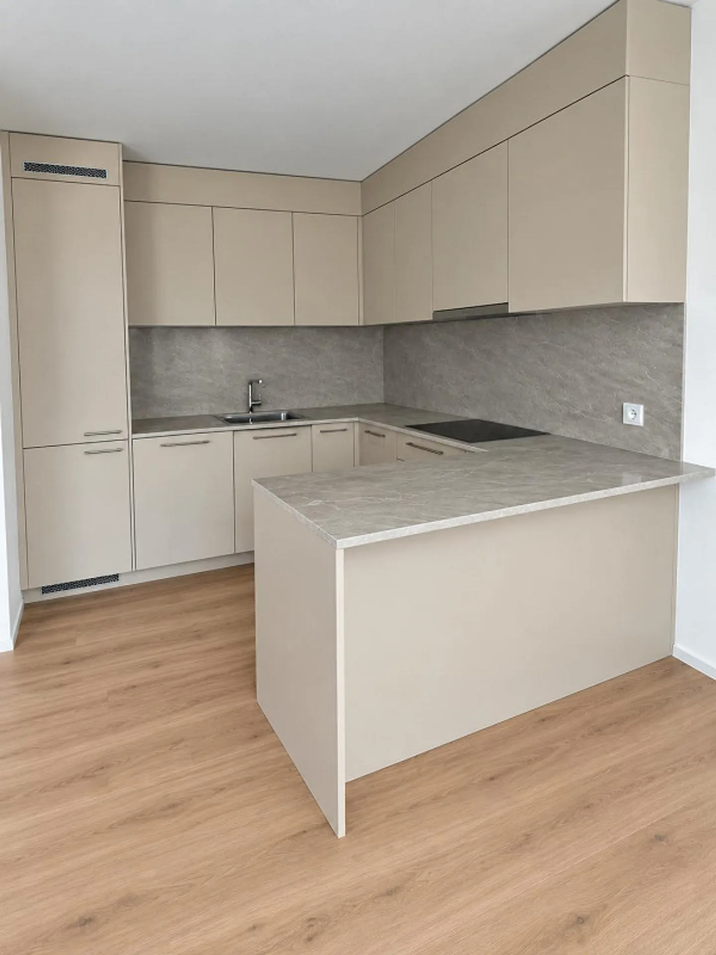 Renovated 4.0 Room Apartment in a Very Quiet Central Location - Photo 1 of 1