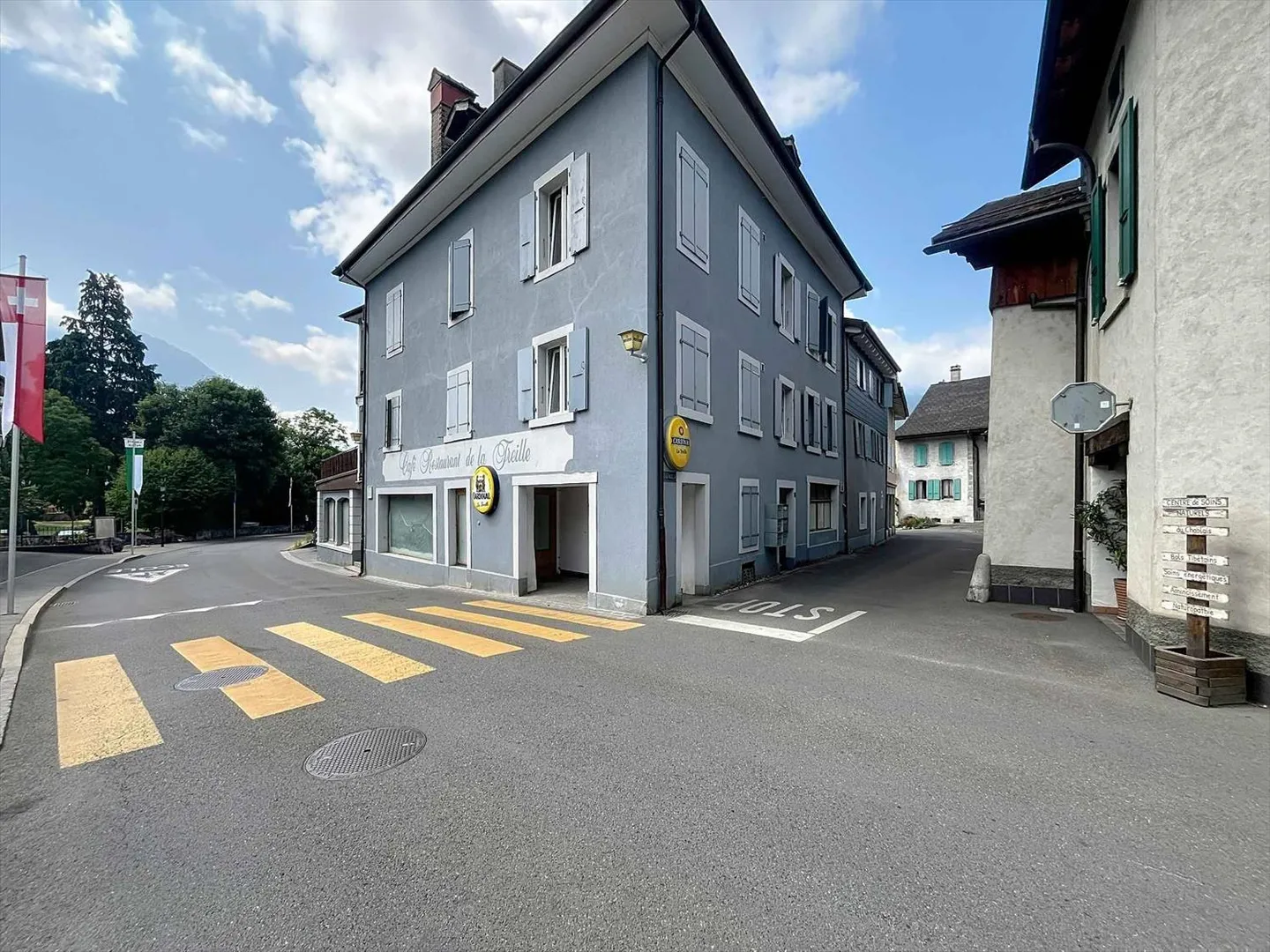 MIETSHAUS MIT GEWERBEFLÄCHE UND WOHNUNGEN - Foto 1 von 3